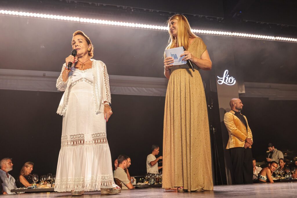 Mari Carmen Gutiérrez y Montse Monsalve, en la gala solidaria de la Asociación Elena Torres en Lío Ibiza. Fotografía de Aisha Bonet.
