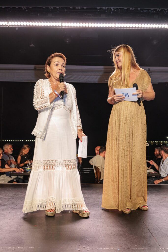 Mari Carmen Gutiérrez y Montse Monsalve, en la gala solidaria de la Asociación Elena Torres en Lío Ibiza. Fotografía de Aisha Bonet.