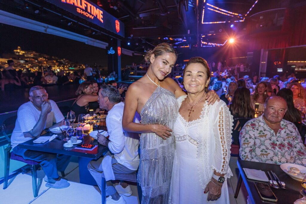 Mónica Hoyos y Mari Carmen Gutiérrez, en la gala solidaria de la Asociación Elena Torres en Lío Ibiza. Fotografía de Aisha Bonet.