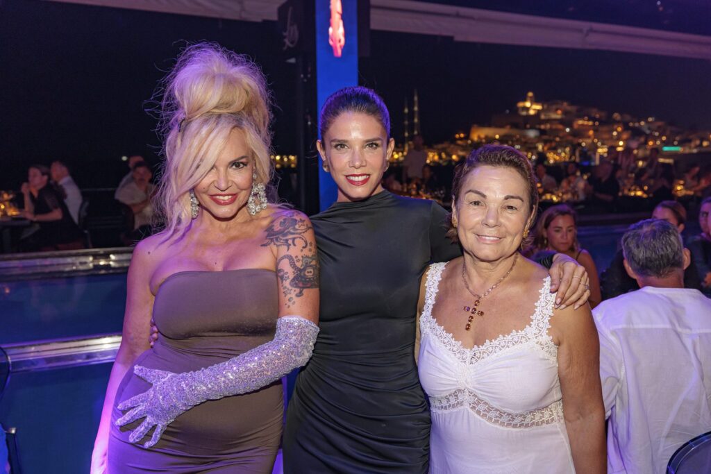 Silvia Superstar, Juana Acosta y Mari Carmen Gutiérrez, en la gala solidaria de la Asociación Elena Torres en Lío Ibiza. Fotografía de Aisha Bonet.