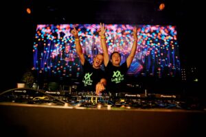 Los DJ Petit y Vázquez impulsores de La Movida en la fiesta de XX aniversario celebrada en 2025 (ANDRÉS IGLESIAS)