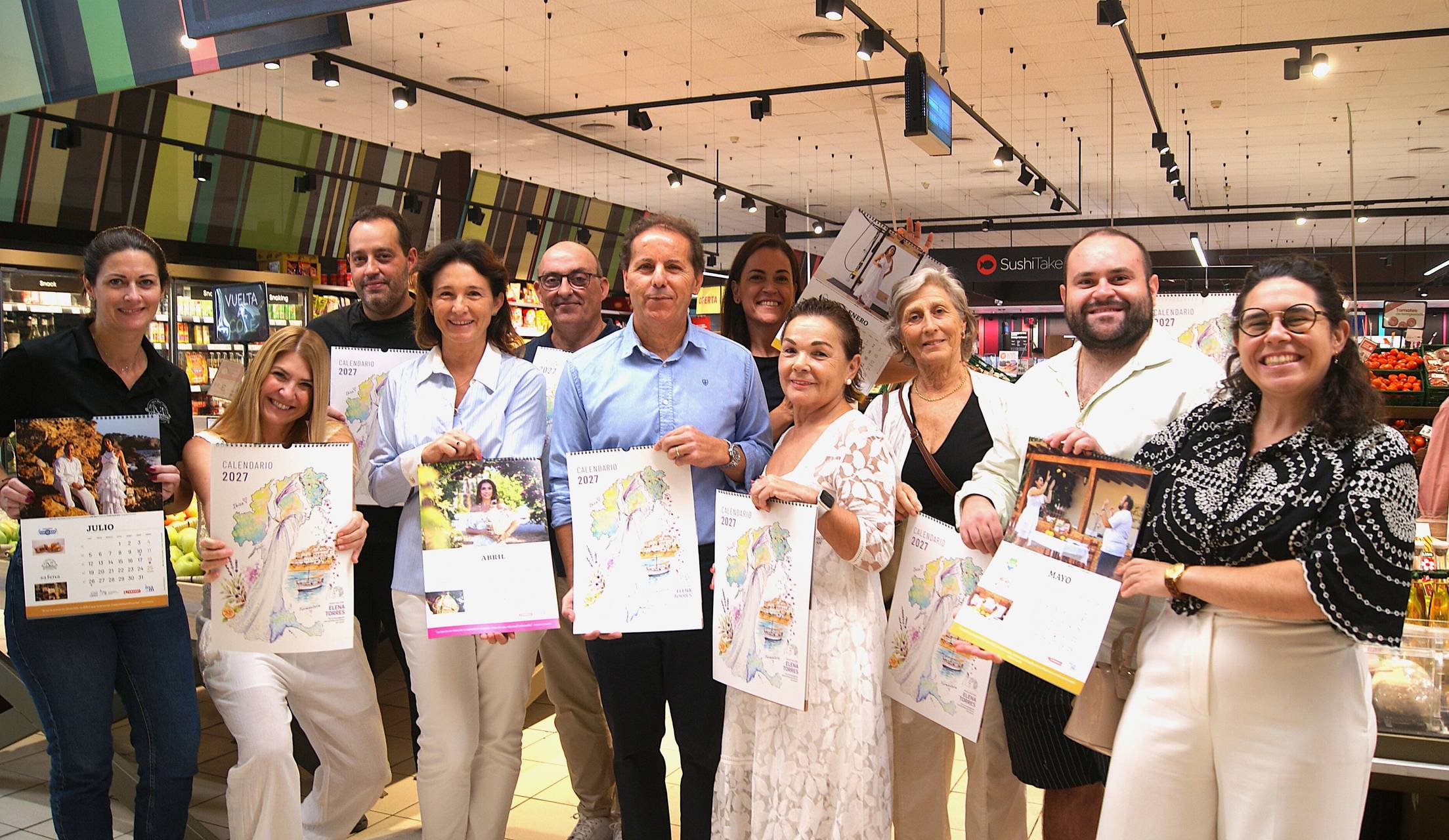 Algunos de los protagonistas del calendario junto a la periodista y CEO de Imam Comunicación, Montse Monsalve, el jefe de zona de Grupo Eroski en las Pitiusas, Jose Izquierdo, y la presidenta de la Asociación Elena Torres por la Investigación para la Detección Precoz del Cáncer, Mari Carmen Gutiérrez